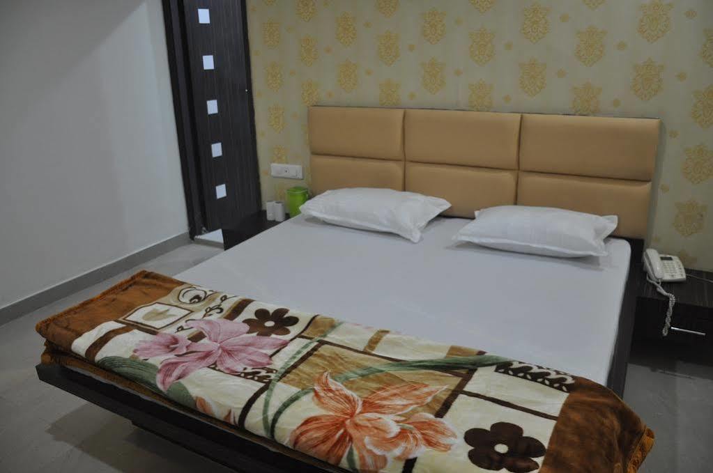 Hotel Silver Stone Ludhiana Zewnętrze zdjęcie
